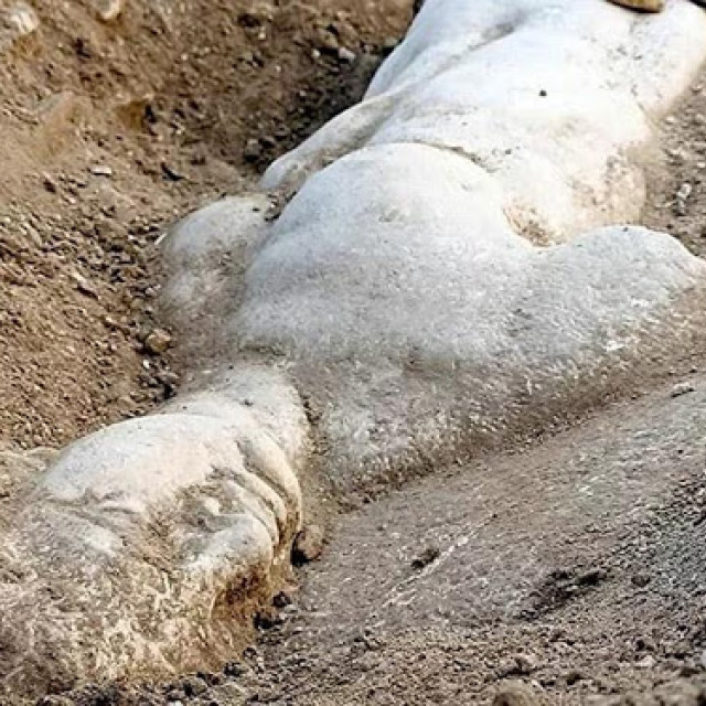 Τεράστιο άγαλμα σάτυρου ανακαλύφθηκε στη Σμύρνη