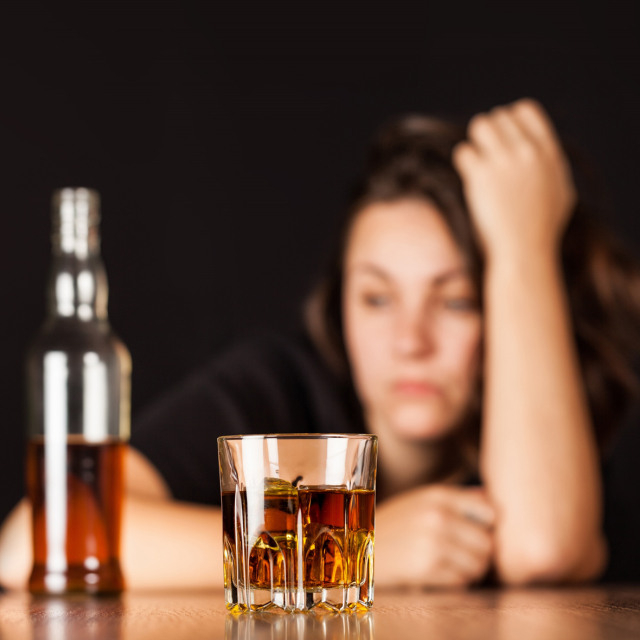 Επιβάλλεται η εφαρμογή συντονισμένων δράσεων για την αντιμετώπιση της εξάρτησης από τα οινοπνευματώδη