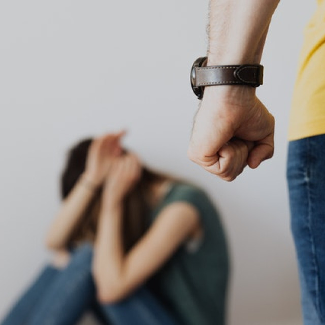 ΒΙΑ, Η ΘΕΑ ΤΗΣ ΕΛΛΗΝΙΚΗΣ ΜΥΘΟΛΟΓΙΑΣ ΚΑΙ Ο ΔΑΙΜΟΝΑΣ ΤΗΣ ΚΟΙΝΩΝΙΑΣ