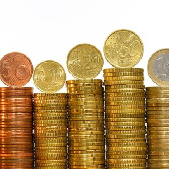 ΠΡΟΒΛΕΨΕΙΣ ΓΙΑ ΥΨΗΛΕΣ ΤΙΜΕΣ ΕΝΕΡΓΕΙΑΣ ΚΑΙ ΑΕΡΙΟΥ ΚΑΙ ΤΙΣ ΠΛΗΘΩΡΙΣΤΙΚΕΣ ΠΙΕΣΕΙΣ ΣΤΗΝ ΕΛΛΑΔΑ ΚΑΙ ΤΗΝ ΕΥΡΩΖΩΝΗ