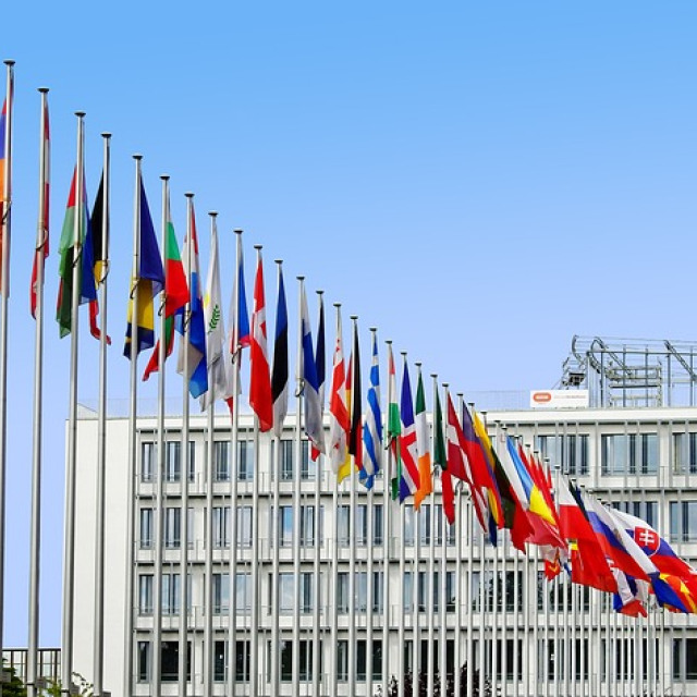 ΕΥΡΩΠΑΪΚΗ ΟΙΚΟΝΟΜΙΑ: ΑΧΤΙΔΕΣ ΑΙΣΙΟΔΟΞΙΑΣ – ΤΑ ΣΤΟΙΧΕΙΑ ΓΙΑ ΑΝΑΠΤΥΞΗ ΚΑΙ ΠΛΗΘΩΡΙΣΜΟ