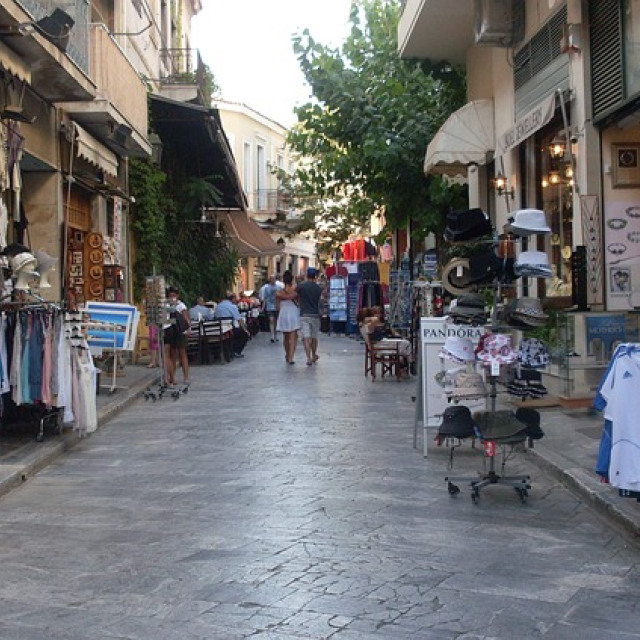 ΕΙΚΟΣΙ ΔΥΟ ΟΙΚΟΙ ΠΡΟΒΛΕΠΟΥΝ ΤΟ ΑΕΠ ΚΑΙ ΤΟΝ ΠΛΗΘΩΡΙΣΜΟ ΓΙΑ ΤΗΝ ΕΛΛΗΝΙΚΗ ΟΙΚΟΝΟΜΙΑ ΓΙΑ ΤΟ 2025-2026