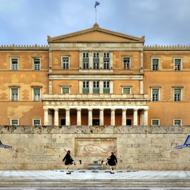 ΜΕΤΑΞΥ ΣΤΑΘΕΡΟΤΗΤΑΣ ΚΑΙ ΝΟΜΙΜΟΠΟΙΗΣΗΣ