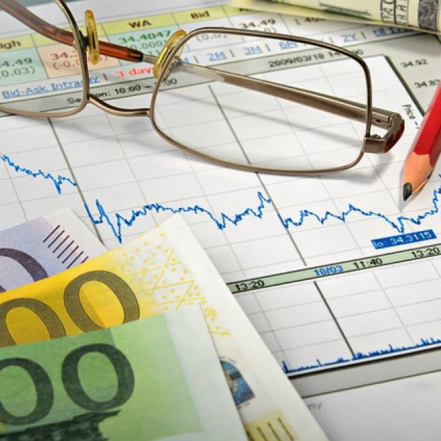 ΠΡΟΒΛΕΨΕΙΣ ΓΙΑ ΑΥΞΗΜΕΝΟ ΑΕΠ ΚΑΙ ΜΕΙΩΜΕΝΟ ΠΛΗΘΩΡΙΣΜΟ (ΠΡΙΝ ΑΠΟ ΤΙΣ ΠΛΗΜΜΥΡΕΣ)