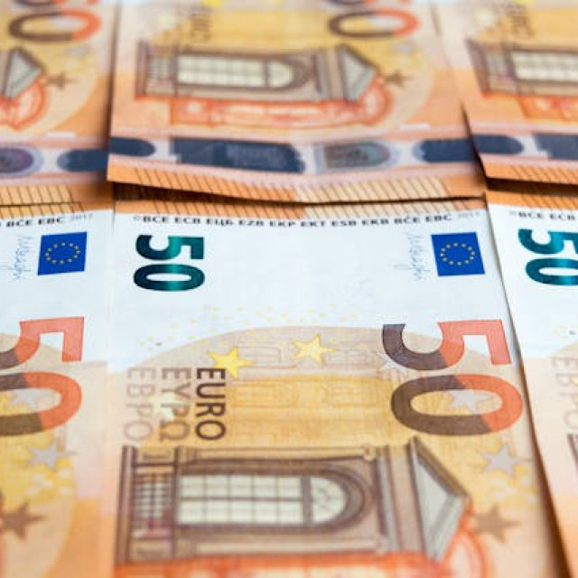 ΕΛΛΑΔΑ: ΤΟ ΧΑΜΗΛΟΤΕΡΟ ΠΟΣΟΣΤΟ ΑΠΟΤΑΜΙΕΥΣΗΣ ΤΗΣ ΕΥΡΩΖΩΝΗΣ – ΟΙ ΑΒΕΒΑΙΟΤΗΤΕΣ
