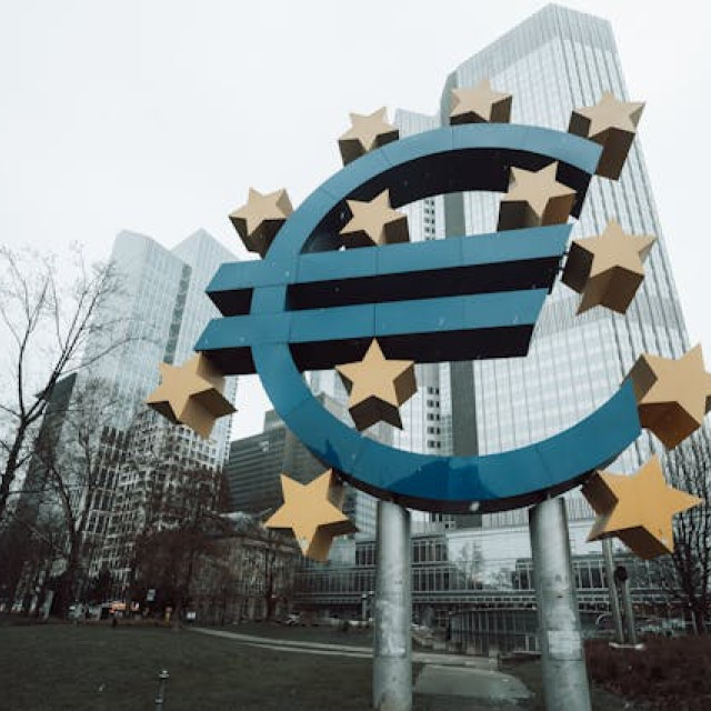 OXFORD ECONOMICS: ΣΥΝΝΕΦΑ ΣΤΗΝ ΑΓΟΡΑ ΕΡΓΑΣΙΑΣ ΤΗΣ ΕΥΡΩΖΩΝΗΣ – ΤΙ ΕΚΤΙΜΑ