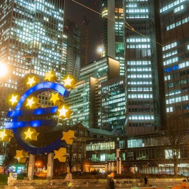 Η ΔΥΣΚΟΛΗ ΠΡΟΚΛΗΣΗ ΤΗΣ ΕΚΤ ΣΤΗΝ ΠΟΛΙΤΙΚΗ ΜΕΙΩΣΗΣ ΤΩΝ ΕΠΙΤΟΚΙΩΝ