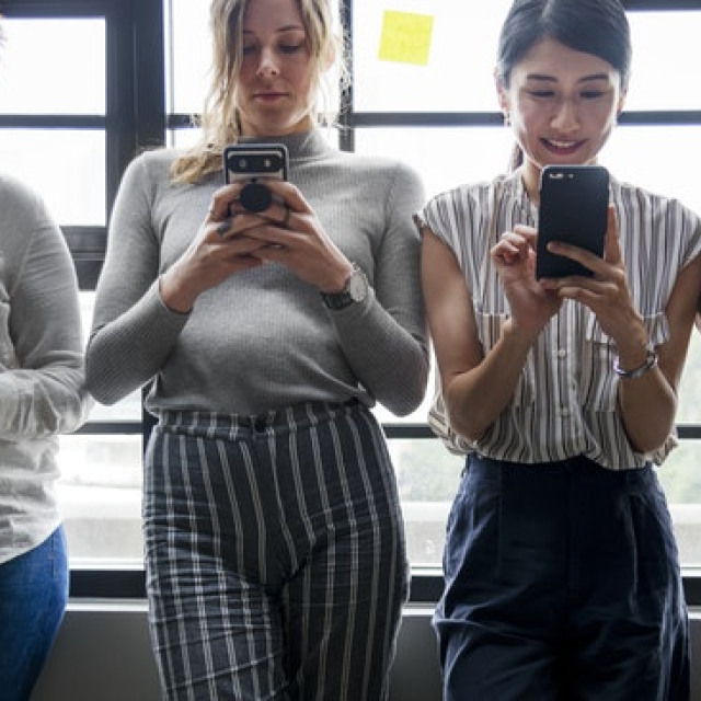 Κι όμως, τα smarthphone μάς επηρεάζουν περισσότερο από όσο νομίζαμε