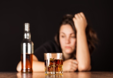 Επιβάλλεται η εφαρμογή συντονισμένων δράσεων για την αντιμετώπιση της εξάρτησης από τα οινοπνευματώδη