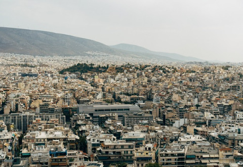 ΕΡΓΑΣIΑ ΚΑΙ ΕΥΗΜΕΡIΑ ΣΤΗΝ ΕΛΛAΔΑ: EΝΑ ΠΑΡAΔΟΞΟ ΣΤΑΥΡΟΔΡOΜΙ
