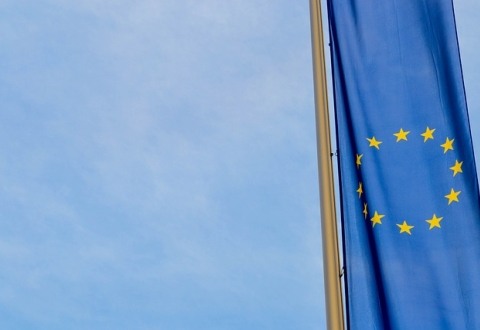 ΤΙ ΣΗΜΑΙΝΕΙ Η ΚΙΤΡΙΝΗ ΚΑΡΤΑ ΤΗΣ ΚΟΜΙΣΙΟΝ ΣΕ 7 ΧΩΡΕΣ ΓΙΑ ΤΟ ΕΛΛΕΙΜΜΑ ΚΑΙ Η ΕΛΛΑΔΑ