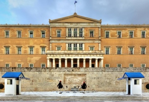 ΜΕΤΑΞΥ ΣΤΑΘΕΡΟΤΗΤΑΣ ΚΑΙ ΝΟΜΙΜΟΠΟΙΗΣΗΣ