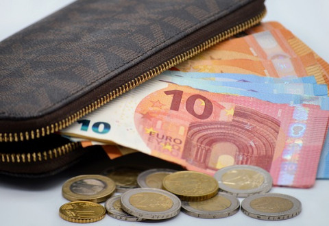 ΟΙ ΥΠΗΡΕΣΙΕΣ ΦΡΕΝΑΡΟΥΝ ΤΗ ΜΕΙΩΣΗ ΤΟΥ ΠΛΗΘΩΡΙΣΜΟΥ – ΤΑ ΑΙΤΙΑ