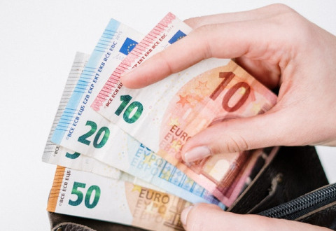 ΤΑΥΤΙΣΗ ΤΩΝ ΠΡΟΒΛΕΨΕΩΝ ΤΟΥ ΕΚΠΑ ΜΕ ΔΙΕΘΝΕΙΣ ΚΑΙ ΕΛΛΗΝΙΚΕΣ ΕΚΤΙΜΗΣΕΙΣ ΓΙΑ ΤΗΝ ΟΙΚΟΝΟΜΙΑ