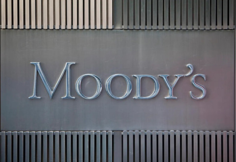 ΞΑΝΑΔΙΑΒΑΖΟΝΤΑΣ ΤΗ MOODY’S