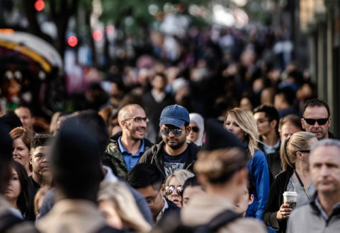 ΕΝΑ ΧΡΕΟΣ ΓΙΑ ΤΙΣ ΕΠΟΜΕΝΕΣ ΓΕΝΙΕΣ