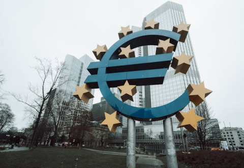 OXFORD ECONOMICS: ΣΥΝΝΕΦΑ ΣΤΗΝ ΑΓΟΡΑ ΕΡΓΑΣΙΑΣ ΤΗΣ ΕΥΡΩΖΩΝΗΣ – ΤΙ ΕΚΤΙΜΑ