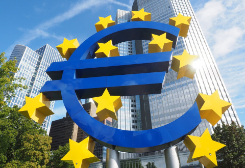 ΣΥΣΤΗΜΙΚΟΣ ΚΙΝΔΥΝΟΣ ΣΕ ΕΛΛΑΔΑ ΚΑΙ ΕΥΡΩΖΩΝΗ: ΔΥΟ ΑΝΤΙΘΕΤΕΣ ΠΟΡΕΙΕΣ