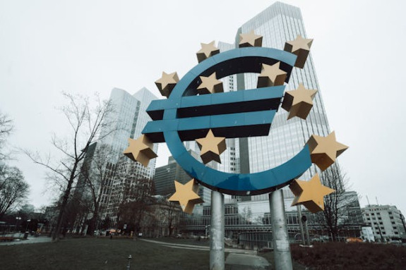 OXFORD ECONOMICS: ΣΥΝΝΕΦΑ ΣΤΗΝ ΑΓΟΡΑ ΕΡΓΑΣΙΑΣ ΤΗΣ ΕΥΡΩΖΩΝΗΣ – ΤΙ ΕΚΤΙΜΑ