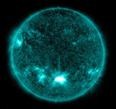 NASA: Iσχυρή ηλιακή έκλαμψη που ίσως φθάσει και σήμερα στη Γη